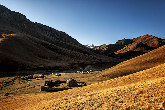 Weite kasachische Steppe mit riesigen Feldern und einer beeindruckenden Kalksteinhöhle